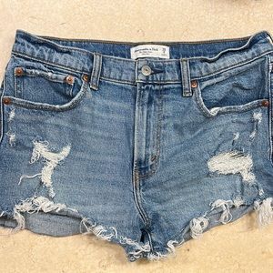 EUC Abercrombie The Mom Short Mid Rise size 6 size 28